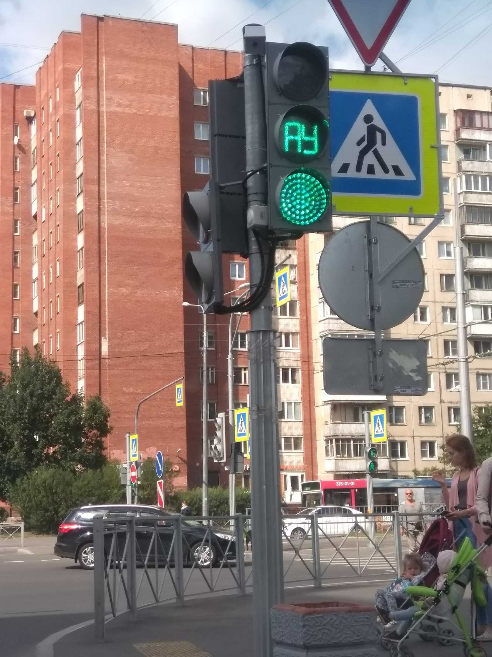 Светофор на комендантском. На светофоре f1 f2. Перекресток со светофором. Современный светофор. Светофор на улице.