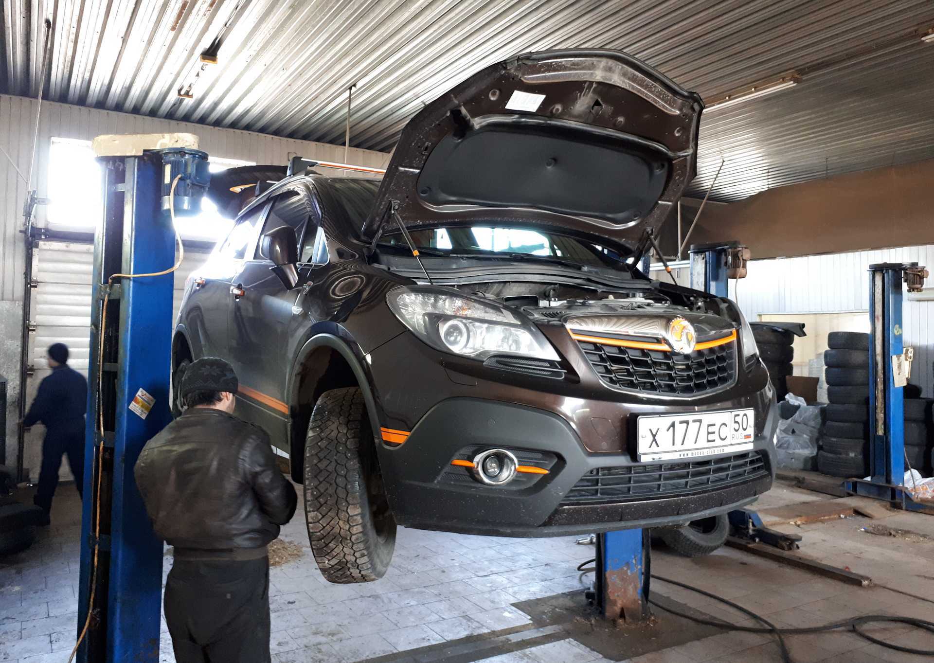 Опель мокка замена. Сигнал Опель Мокка. Машина в сервисе Опель Мокка. Opel Mokka капиталка. Опель Мокка мойка радиатора.