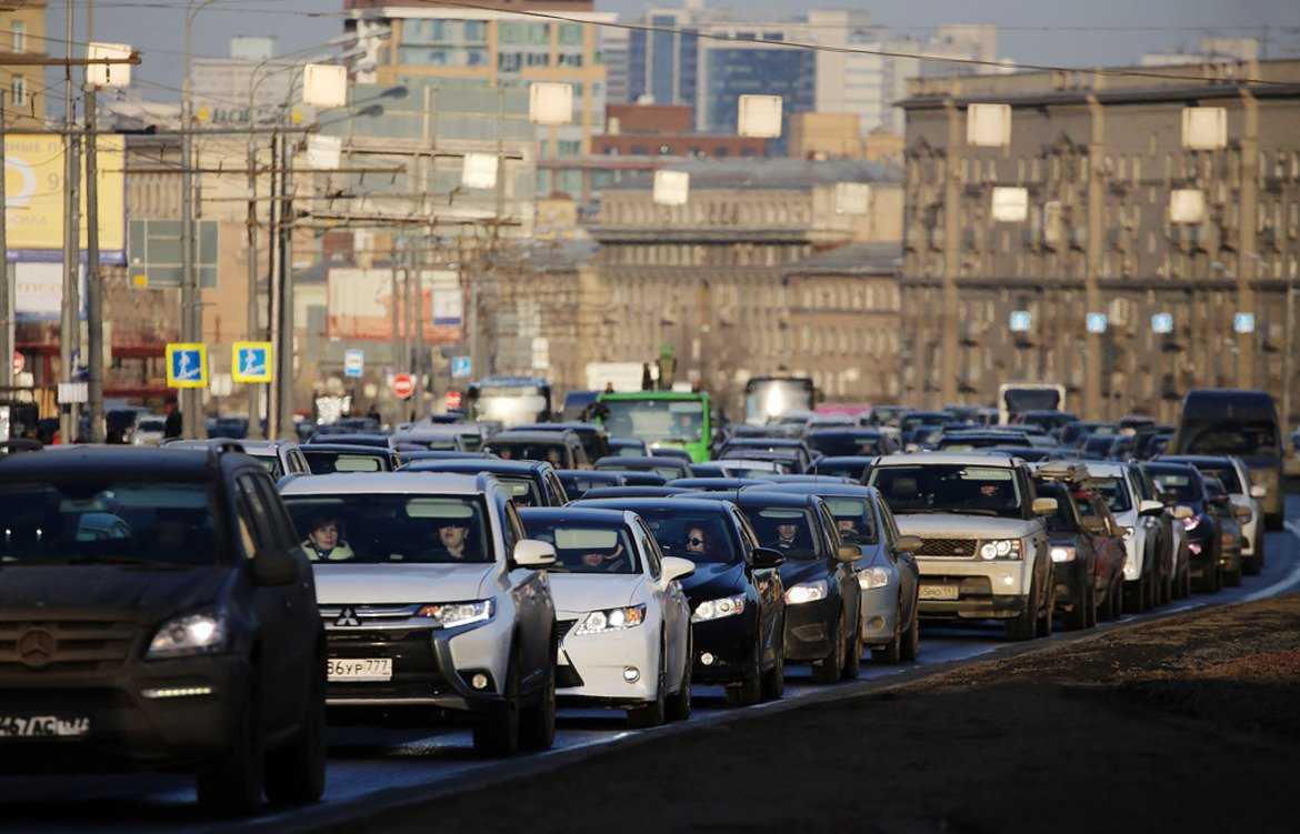 В автопарке имеется 96 автомобилей. Машины России. Парк автомобилей. Машины в Москве. Автопарк.