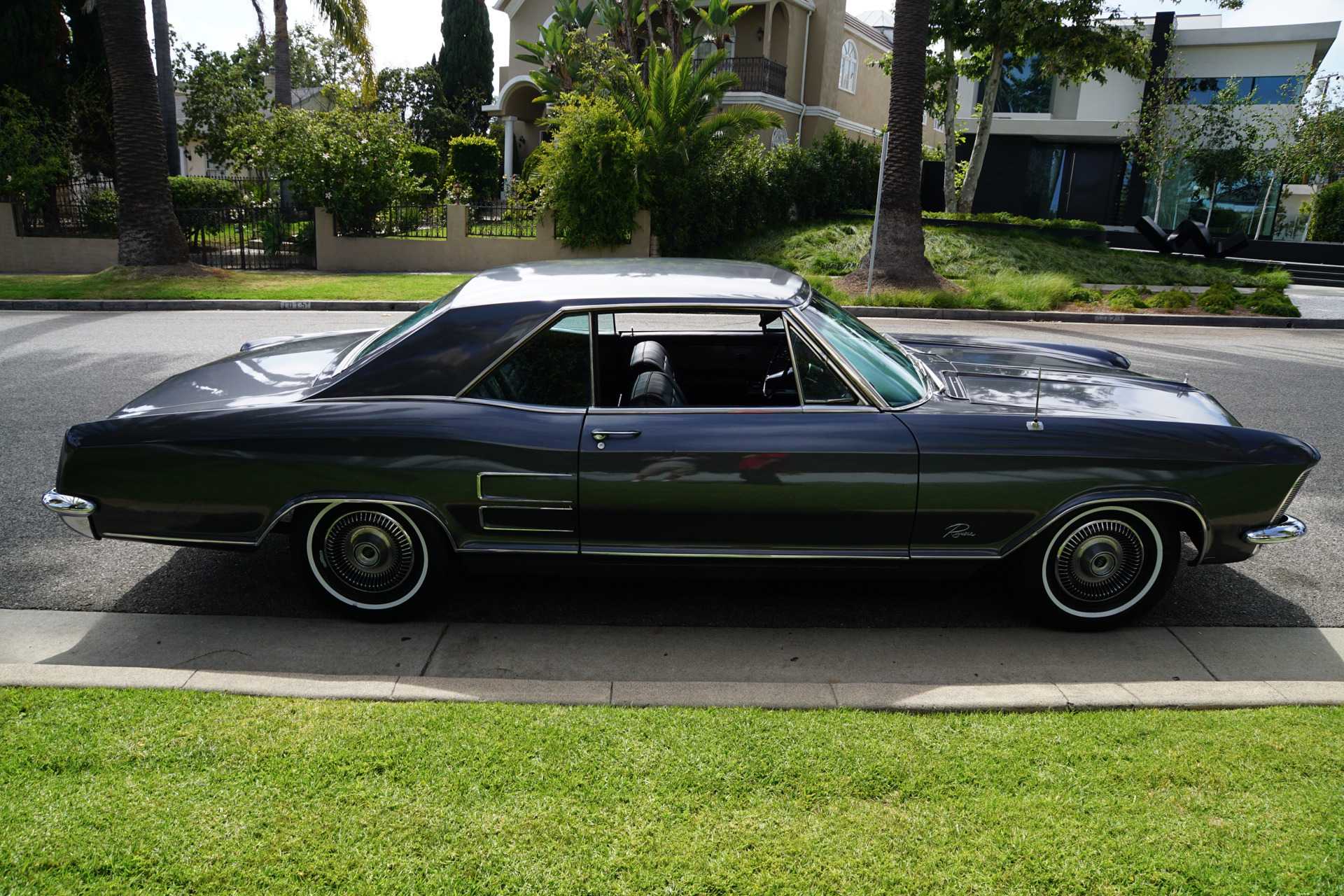 Buick Riviera 1971–1973 года имел необычный дизайн Данный автомобиль получил неоднозначную репутацию на рынке, что постепенно привело к падению спроса
