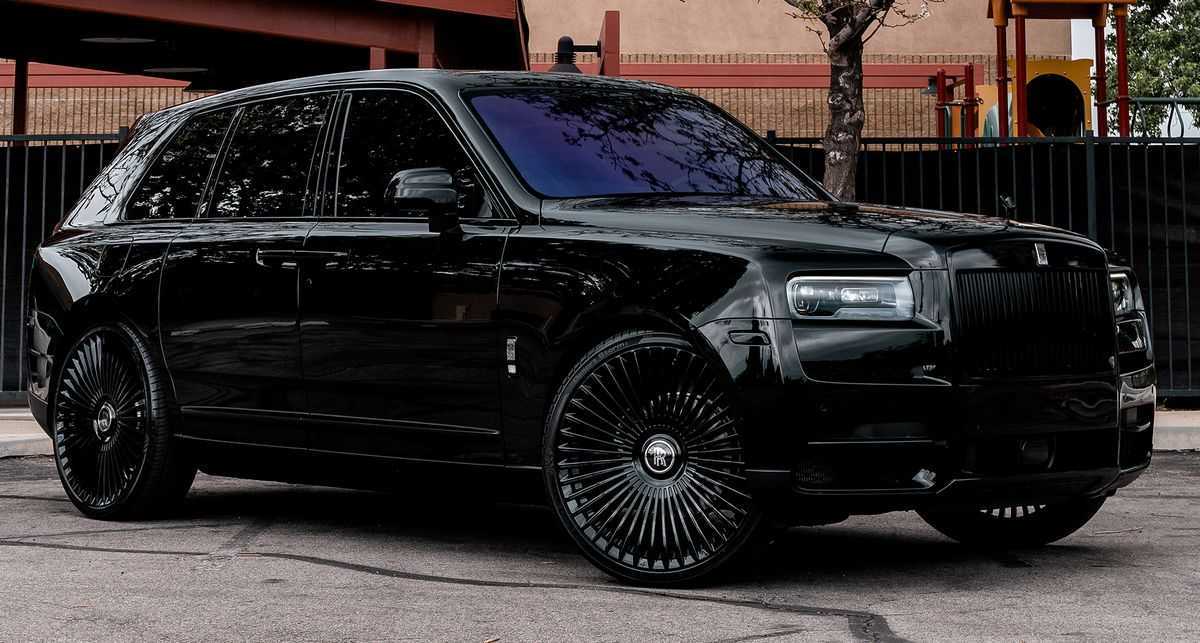 Диски роллс. Rolls Royce Cullinan 2021 Black. Rolls Royce Cullinan Black Wheels. Rolls Royce Cullinan Wheels Black Forgiato. Rolls Royce Cullinan 2021 Mansory.