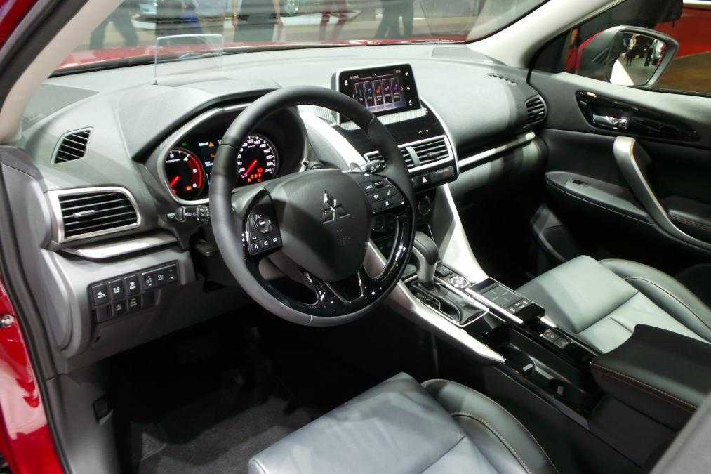 Маски-шоу: что скрывают mitsubishi eclipse cross и peugeot 3008?