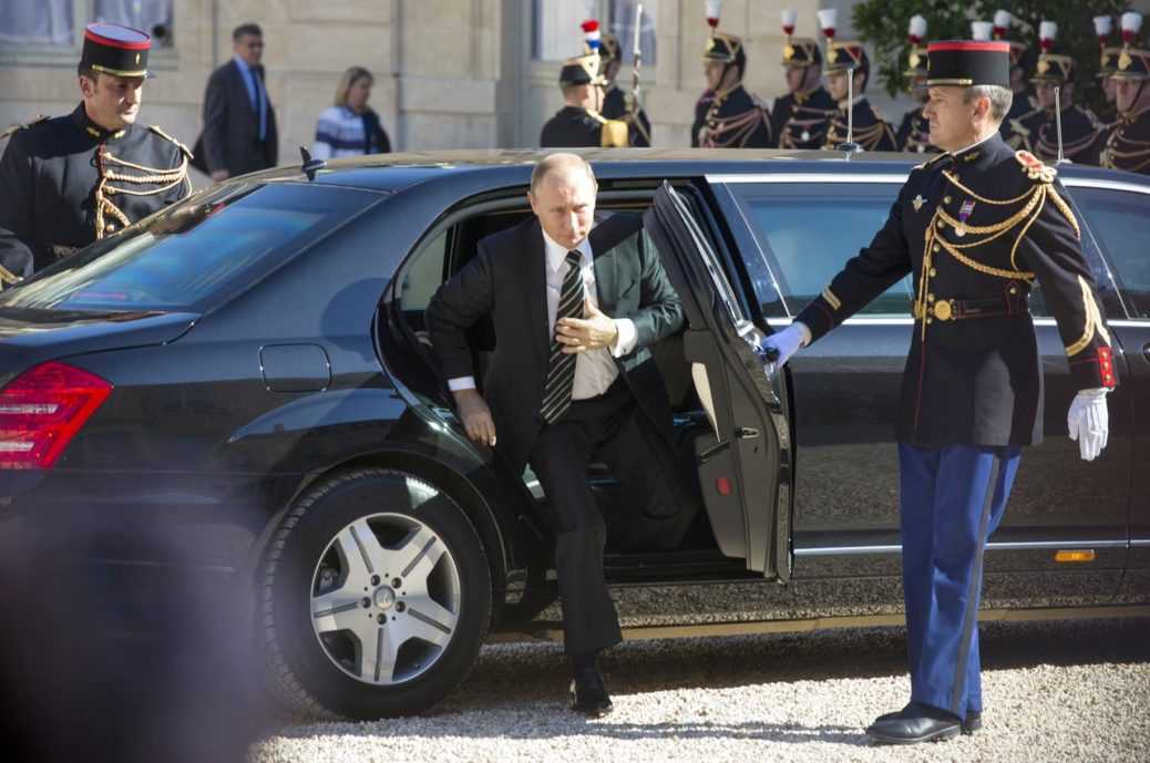 Тасс • путин на инаугурации впервые использует новый российский автомобиль серии "кортеж"