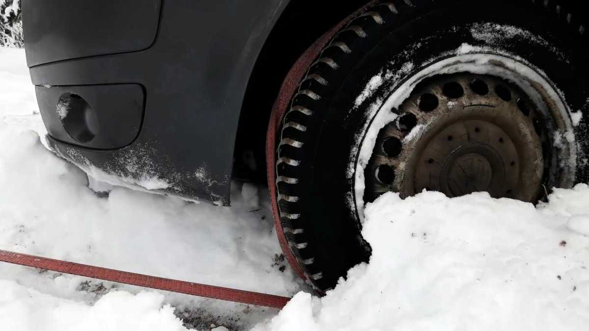 Вытащить из сугроба. Машина застряла в снегу. Машина буксует. Машина буксует в снегу. Приспособление для выезда из снега для авто.