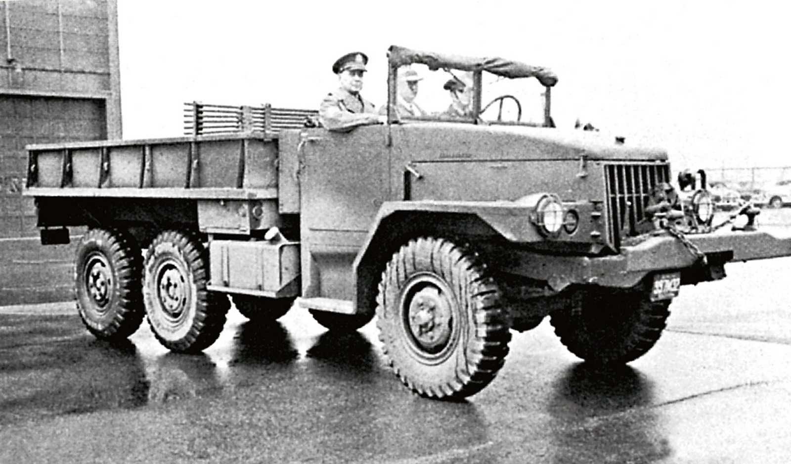 В период Великой отечественной войны установки “Катюша” монтировались на американские Studebaker Объяснить это можно тем, что в Советском Союзе активно трудились над созданием бронетехники, а грузовики принимали по ленд-лизу