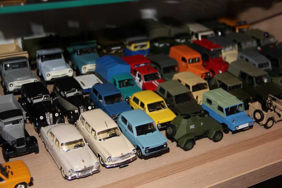 1 43 collection. Компаньон автомодель 1 43. Коллекционная машинка Ниссан масштаб 1:43. Коллекционера масштабных моделей 1:43 агат. Коллекция машинок.