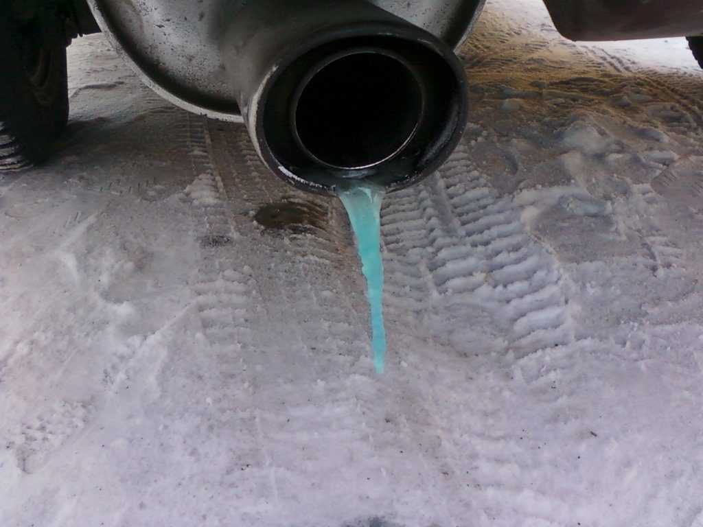 Опасна ли течь воды из выхлопной трубы автомобиля