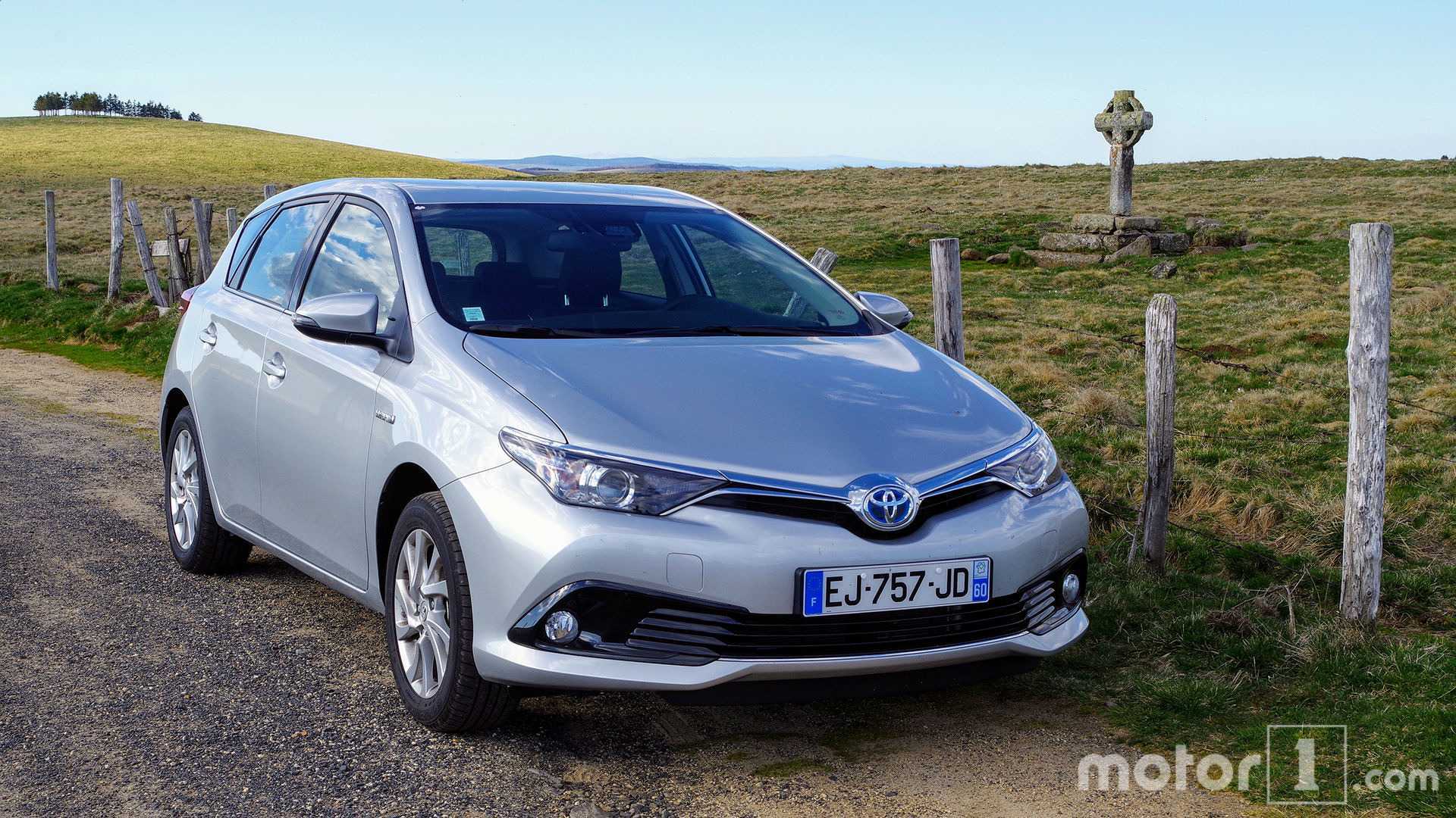 Аурис отзывы владельцев. Toyota Auris. Тойота аурис Hybrid. Toyota Auris гибрид 1.5. Аурис гибрид 13-15 года.