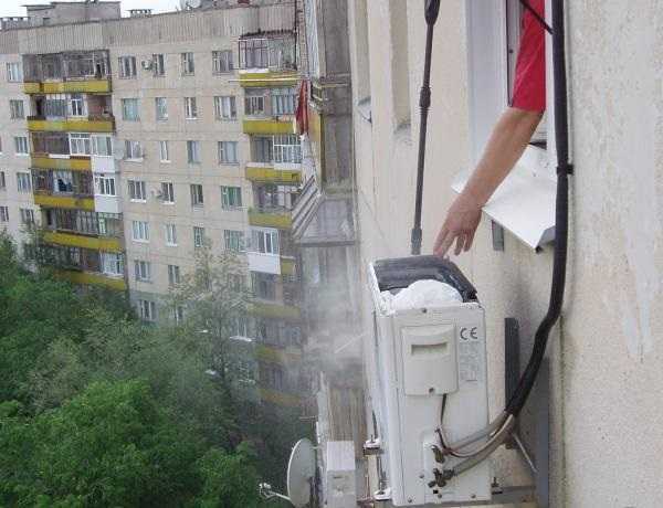 Почему стучит кондиционер в квартире зимой