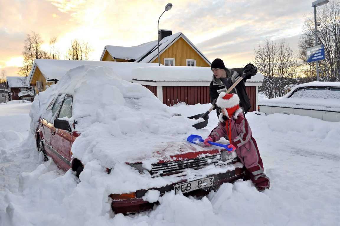 Это самый безопасный (и самый быстрый!) способ убрать снег c вашего автомобиля