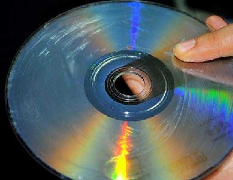 Восстановить cd. Царапанный компакт диск. Царапины на компакт диске. Компакт диск поцарапанный. Маленькие царапины на диске.