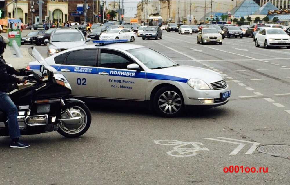 От каких правил может отступить автомобиль с синей мигалкой?