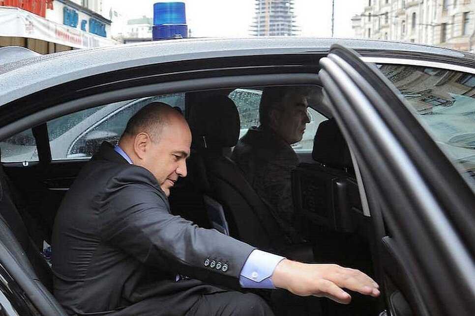 Коммунистический премиум-класс: как роскошные авто коммунистов влияют на имидж кпрф — рт на русском