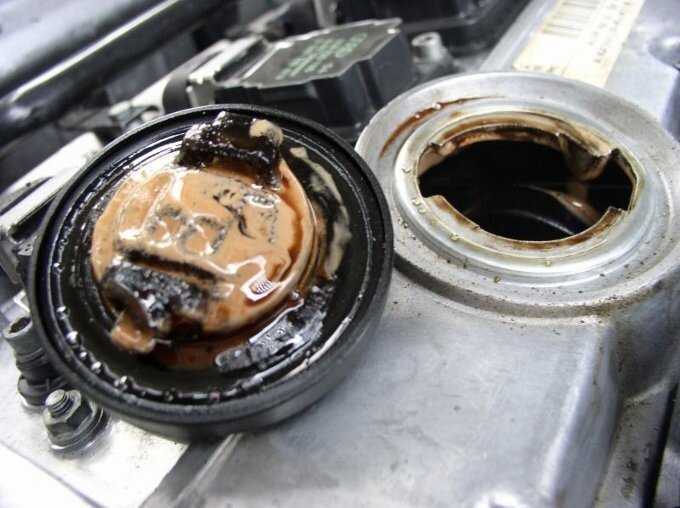 Бензин попал в масло двигателя: что делать водителю. причины попадания бензина в масло