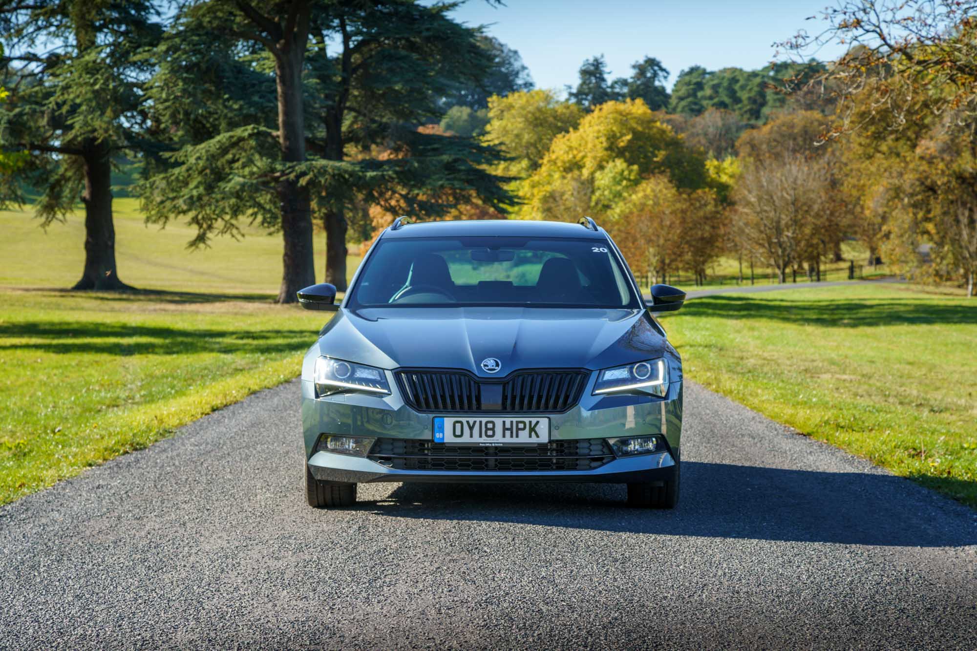 Суперб поколения. Шкода Суперб 2018. Skoda Superb 4x4 2018. Skoda Superb 2018 Sportline. Шкода Суперб 252.