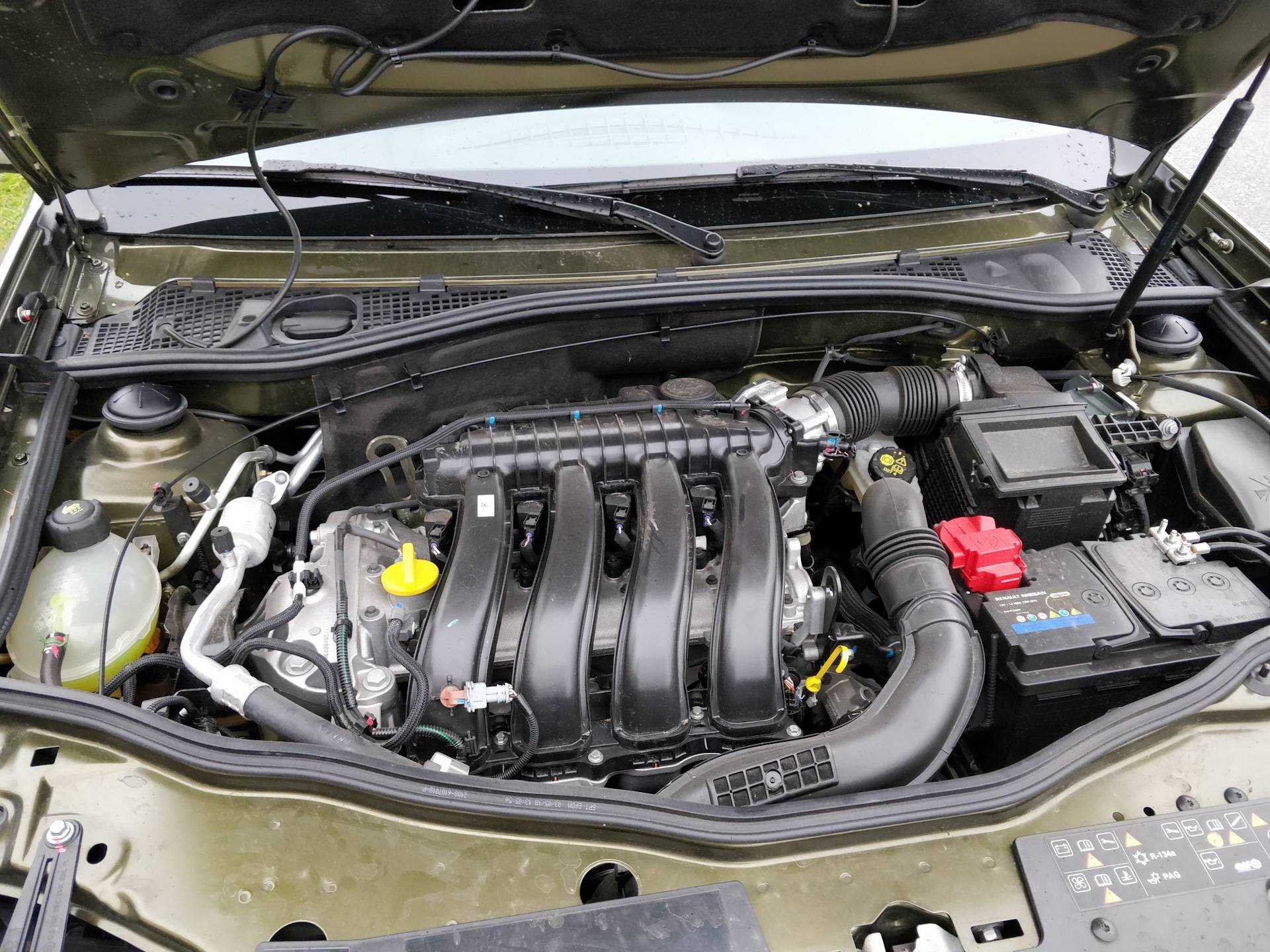 Рено дастер с двигателем 2.0 л. Двигатель Renault Duster 2.0 f4r. Рено Дастер 2.0 моторный отсек. F4r двигатель Дастер. Моторный отсек Рено Дастер 1.6.